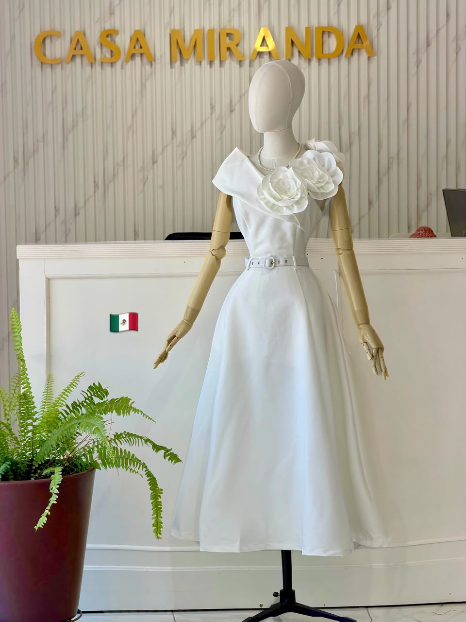 VESTIDO LISO FLOR AL HOMBO