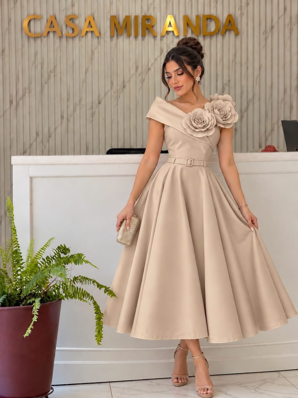 VESTIDO LISO FLOR AL HOMBO