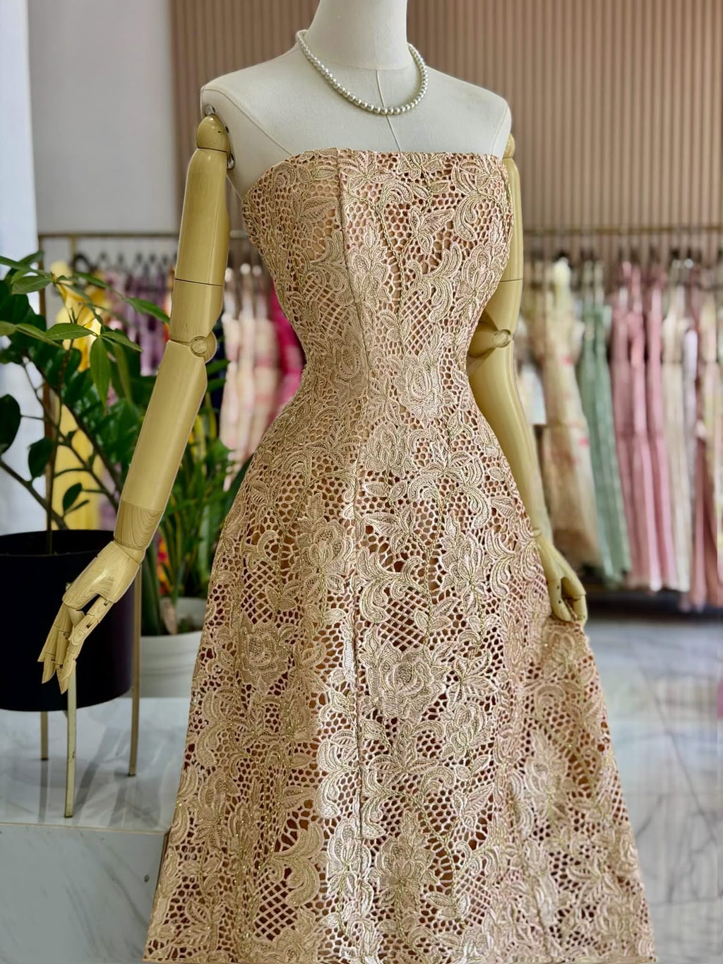 VESTIDO DORADO DE ENCAJE