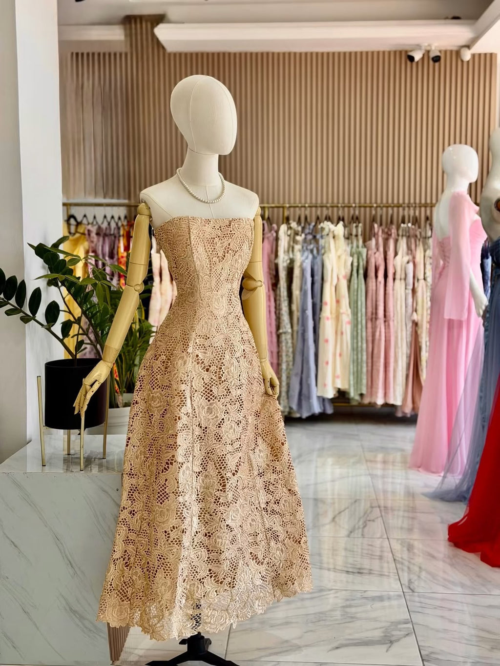 VESTIDO DORADO DE ENCAJE